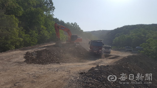 영천시 북안면 원당리 일대 영천~신경주 복선전철화 사업 공사현장을 오가는 공사차량들이 안전요원 없는 농로길을 비산먼지를 일으키며 달리고 있다. 강선일 기자