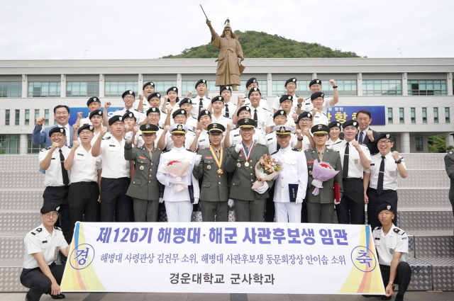 경운대 군사학과 5기 졸업생(지난 2월 졸업)들이 진해 해군사관학교에서 열린 126기 해병대 사관후보생 장교 임관식에서 장교로 임관한 후 기념촬영을 했다. 경운대 제공