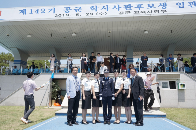 경운대 군사학과 5기 졸업생 최예원 소위가 공군 학사사관후보생 임관식 후 기념촬영을 하고 있다. 경운대 제공
