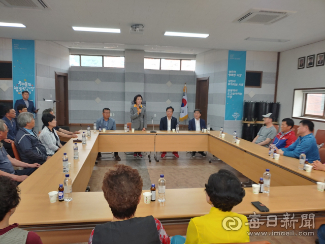 김천 황금시장을 방문한 나경원 자유한국당 원내대표가 시민들과 인사하고 있다. 신현일 기자