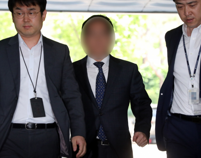 삼성바이오로직스 분식회계 의혹에 관한 증거인멸을 지시한 혐의를 받는 삼성전자 사업지원TF 김 모 부사장이 24일 영장실질심사를 받기위해 서초구 서울중앙지법으로 들어서고 있다. 연합뉴스