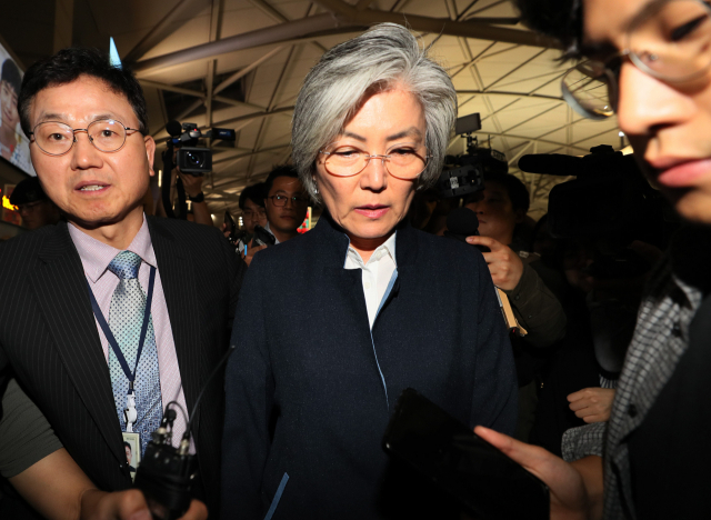 강경화 외교부 장관이 30일 오후 인천공항에서 헝가리 다뉴브강 유람선 침몰사고 대응 지휘를 위해 출국하고 있다. 연합뉴스