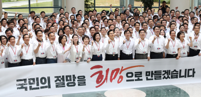 황교안 대표, 나경원 원내대표를 비롯한 자유한국당 의원과 당협위원장들이 지난 31일 오후 충남 천안시 우정공무원교육원에서 열린 국회의원·당협위원장 연석회의에서 단체촬영을 하고 있다. 연합뉴스