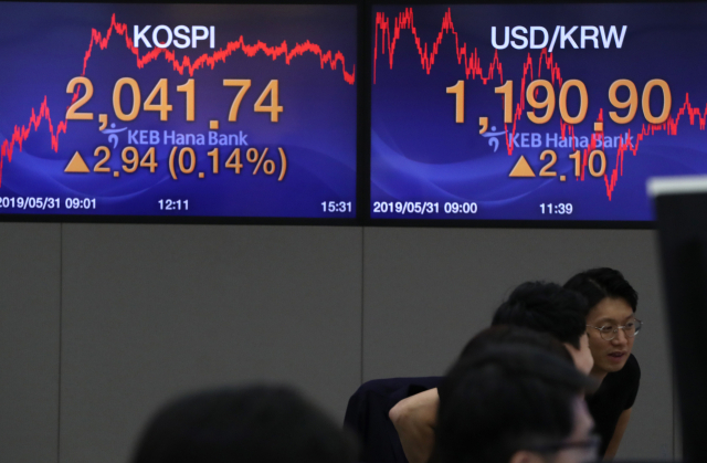 코스피가 2.94포인트 오른 2,041.74로 장을 마감한 31일 오후 서울 중구 KEB 하나은행 딜링룸에서 딜러들이 업무를 보고 있다. 원·달러 환율은 2.1원 오른 1,190.9원으로 장을 종료했다. 연합뉴스