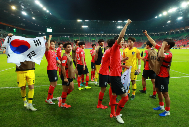 31일 오후(현지시간) 폴란드 티히 스타디움에서 열린 2019 국제축구연맹(FIFA) 20세 이하(U-20) 월드컵 F조 조별리그 3차전 한국과 아르헨티나의 경기가 한국의 2-1 승리로 끝나며 16강 진출을 확정지었다. 경기 종료 뒤 한국 U-20 대표팀 선수들이 태극기를 그라운드를 돌며 관중석에 인사를 하는 등 16강 진출의 기쁨을 만끽하고 있다. 연합뉴스