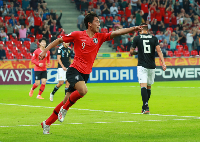 31일 오후(현지시간) 폴란드 티히 스타디움에서 열린 2019 국제축구연맹(FIFA) 20세 이하(U-20) 월드컵 F조 조별리그 3차전 한국과 아르헨티나의 경기. 전반전 한국 오세훈이 헤더골을 성공한 뒤 프리킥을 올려준 이강인을 향해 손가락을 가리키고 있다. 연합뉴스