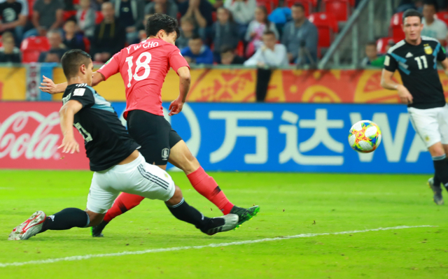 31일 오후(현지시간) 폴란드 티히 스타디움에서 열린 2019 국제축구연맹(FIFA) 20세 이하(U-20) 월드컵 F조 조별리그 3차전 한국과 아르헨티나의 경기. 후반전 한국 조영욱이 쇄도하며 추가골을 넣고 있다. 연합뉴스