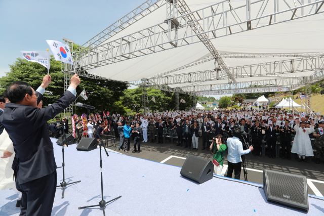 1일 영덕군 축산면 신돌석 장군 유적지에서 열린 제9회 대한민국 의병의 날 기념식에서 참석자들이 태극기를 함께 들고 만세를 외치고 있다. 영덕군 제공