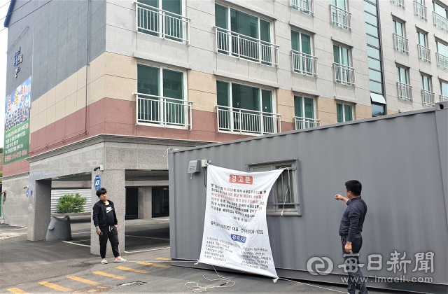 경북 영양의 한 신축 빌라를 둘러싸고 공사대금을 받지 못한 채권단들과 시행사가 각종 고소와 유치권 행사로 마찰을 빚고 있다. 문제의 현장에 붙어 있는 경고문. 엄재진 기자
