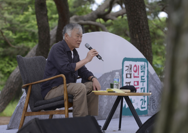 소설가이자 에세이스트인 김훈 작가가 1일 경상북도 안동 하회마을 만송정에서 열린 