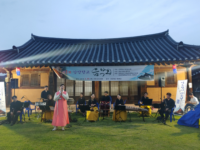 합천 강양향교를 찾은 경남가야금 합주단. 합천군 제공