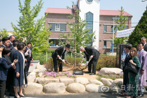 앤드루 왕자는 지난달 14일 안동 방문길에 안동농협 공판장을 찾아 어머니가 심은 나무 옆에 사과나무 한 그루를 기념식수했다. 안동농협 제공