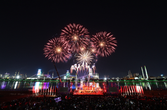2019 포항국제불빛축제 국제불꽃쇼가 열린 지난 1일 포항 밤하늘이 불꽃으로 화려하게 물들고 있다. 포항시 제공