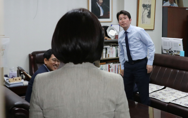 2일 국회의원회관 이인영 원내대표실에서 여야 3당 원내대표가 회동을 가진 가운데 이인영 더불어민주당 원내대표(오른쪽)와 오신환 바른미래당 원내대표(왼쪽)가 나경원 자유한국당 원내대표를 맞이하고 있다. 연합뉴스