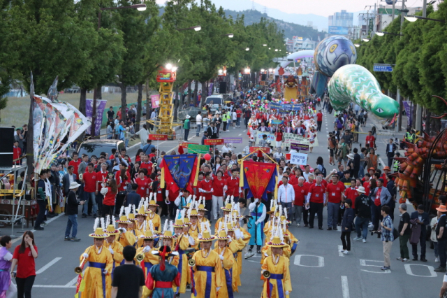 2019 포항국제불빛축제 첫날인 지난 31일, 다양한 의상을 입은 시민 퍼레이드단이 대형풍선 등을 들고 도로를 행진하고 있다. 포항시 제공