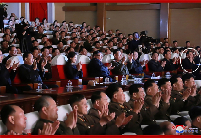 김정은 북한 국무위원장이 2일 제2기 제7차 군인가족예술소조경연에서 당선된 군부대들의 군인가족예술조조경연을 관람했다고 조선중앙통신이 3일 보도했다. 이날 공연에는 최근 실각설이 나돌았던 김영철 노동당 부위원장(흰색 원)도 배석해 건재함을 확인했다. 연합뉴스
