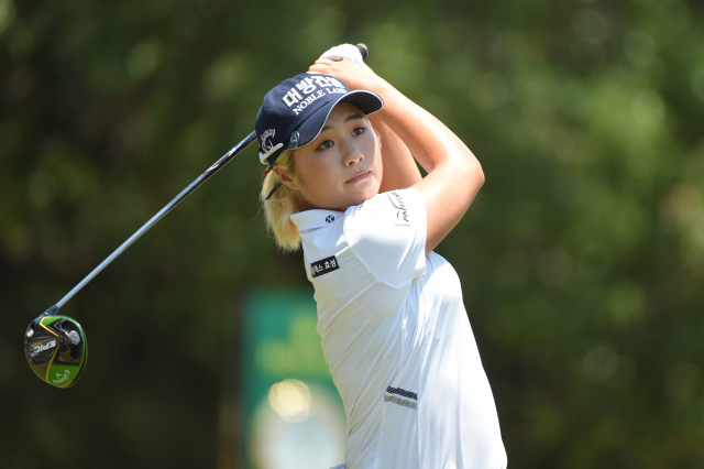 미국여자프로골프(LPGA) 투어 신인 이정은이 1일(현지시간) 미국 사우스캐롤라이나주 찰스턴의 컨트리클럽 오브 찰스턴에서 열린 US여자오픈 3라운드 1번홀에서 티샷을 하고 있다. 이정은은 이날 2타 차 단독 6위(5언더파 208타)를 차지, 역전 우승 가능성을 살렸다. 연합뉴스