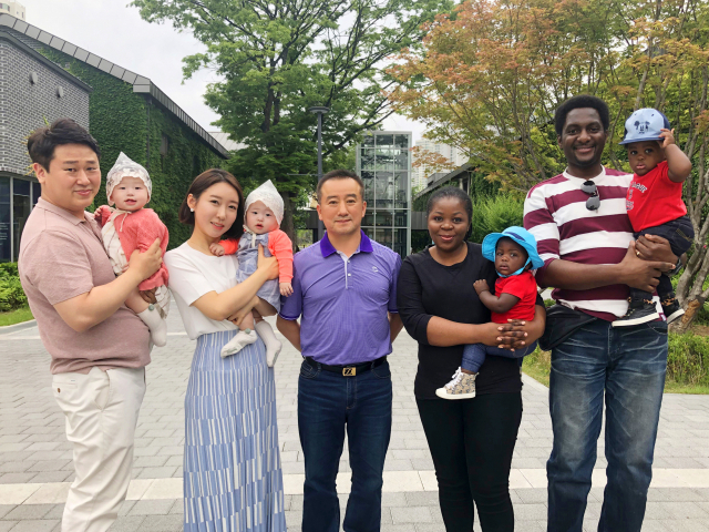 대구와 아프리카의 두 쌍둥이 가정이 한 자리에서 만나 즐거운 시간을 보내고 있다. 맨 왼쪽이 하창동 오르다승무원학원 공동대표. 가운데가 박두한 공동대표. 하창동 씨 제공