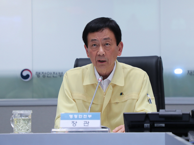 진영 행정안전부 장관이 31일 오후 정부서울청사 중앙재난안전상황실에서 열린 헝가리 유람선 침몰사고 상황 점검회의에서 국내 유도선 등에 대한 안전점검을 지시하고 있다. 연합뉴스