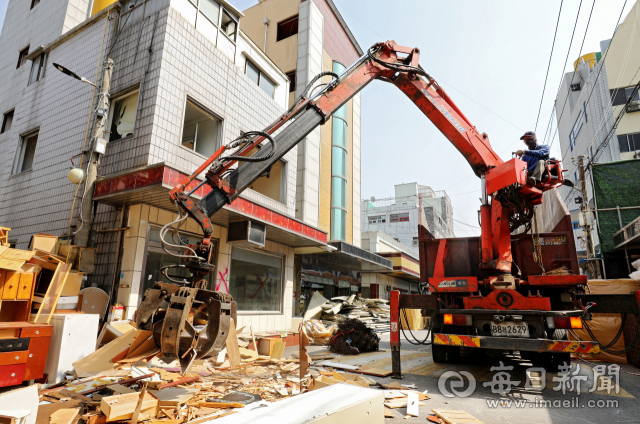 지난 6월 3일 오후 대구 중구 도원동 성매매 집결지(자갈마당)에서 철거업체 관계자들이 중장비를 동원해 철거 작업을 하고 있다. 자갈마당은 9월 철거를 마치고 주상복합단지 건설 착공에 들어갔다. 김영진 기자 kyjmaeil@imaeil.com
