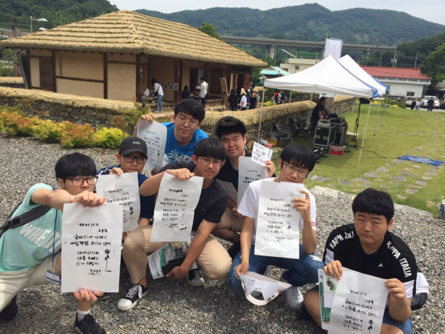 인문고전 문학기행에 참가한 대구중앙고 학생들이 충북 오장환 문학관에서 탁본 뜨기를 경험했다. 대구중앙고 제공