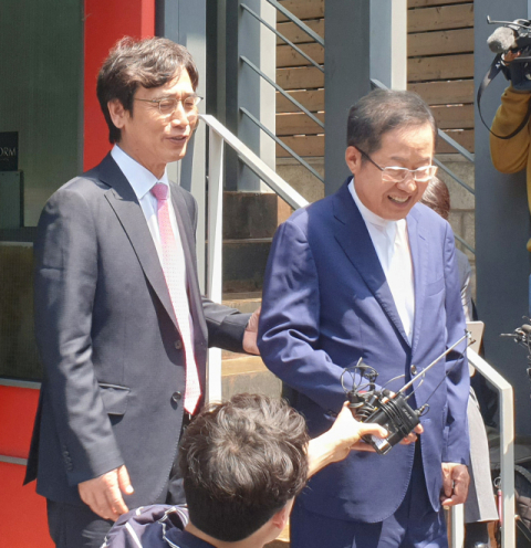 사람사는세상 노무현재단 유시민 이사장(왼쪽)과 자유한국당 홍준표 전 대표가 3일 오후 
