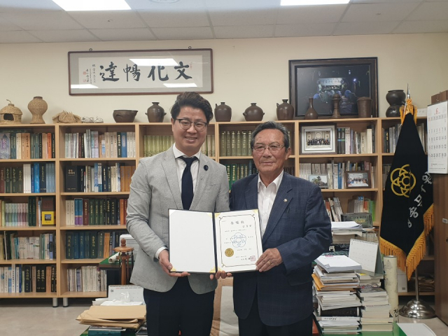 3일 청송 종합문화복지타운 2층 청송문화원 원장실에서 조용하 원장이 청송문화원 합창단을 이끌 초대 지휘자 김유환(왼쪽) 영남대 외래교수에게 위촉장을 전달했다. 청송군 제공