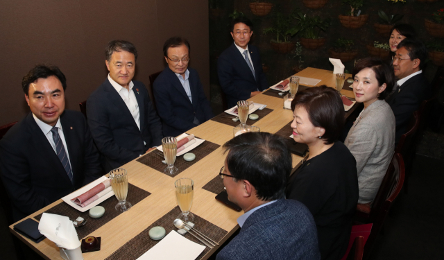 더불어민주당 이해찬 대표가 4일 서울 여의도 한 음식점에서 사회관계부처 장관들과 오찬을 하고 있다. 왼쪽부터 시계방향으로 윤관석 의원, 박능후 보건복지부 장관, 이 대표, 조정식 정책위의장, 이재정 의원, 박양우 문화체육관광부 장관, 유은혜 사회부총리 겸 교육부 장관, 진선미 여성가족부 장관, 김성환 의원. 연합뉴스