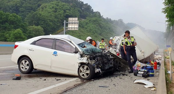 4일 오전 7시 34분께 충남 공주시 우성면 당진∼대전고속도로 당진 방향 65.5㎞ 지점에서 라보 화물차가 역주행하다 마주 오던 포르테 승용차와 정면으로 충돌했다. 경찰이 사고현장을 수습하고 있는 모습. 연합뉴스