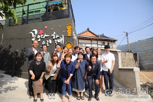윤종인 행정안전부 차관이 4일 안동의 벽화마을을 찾아 청년 기업인 다누림 협동조합 관계자들과 함께 벽화마을 할매네 점빵 앞에서 기념촬영하고 있다. 안동시 제공