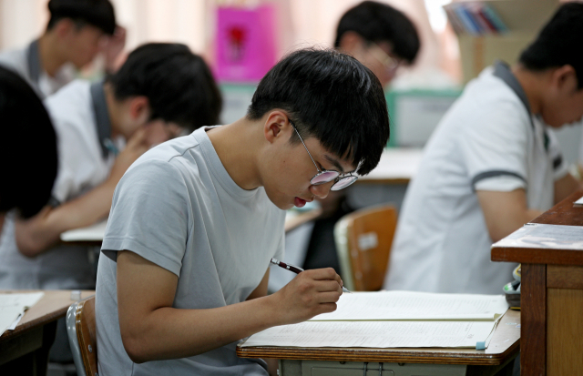 지난 4일 2020학년도 대학수학능력시험 6월 모의평가가 실시된 대구 대륜고등학교에서 수험생들이 시험을 치르는 모습. 매일신문 DB