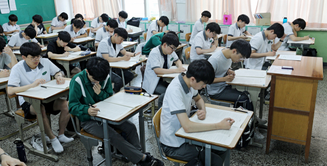 6월과 9월 모의평가는 수능시험 출제기관인 한국교육과정평가원이 주관한다는 점에서 매우 중요하다. 하지만 고3 첫 모의평가의 의미도 결코 작지 않다. 한 해 학습 계획을 짜고 대입 지원 전략의 뼈대를 세우는 기준이 된다. 지난해 모의평가를 치르는 대구 대륜고 학생들 모습. 매일신문 DB