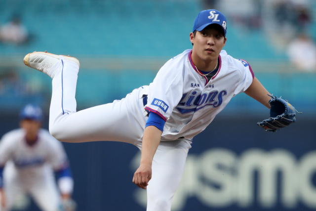 4일 대구삼성라이온즈파크에서 열린 2019 KBO리그 삼성 라이온즈와 NC 다이노스의 경기에서 삼성 선발투수 원태인이 투구하고 있다. 삼성 라이온즈 제공