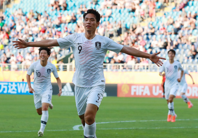 4일 오후(현지시간) 폴란드 루블린 경기장에서 열린 2019 국제축구연맹(FIFA) 20세 이하(U-20) 월드컵 16강 한·일전. 후반 한국 오세훈이 선제골을 넣은 뒤 팔을 벌리며 달리고 있다. 연합뉴스