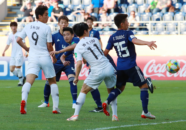 4일 오후(현지시간) 폴란드 루블린 경기장에서 열린 2019 국제축구연맹(FIFA) 20세 이하(U-20) 월드컵 16강 한·일전. 후반 한국 오세훈이 선제 헤더골을 넣고 있다. 연합뉴스