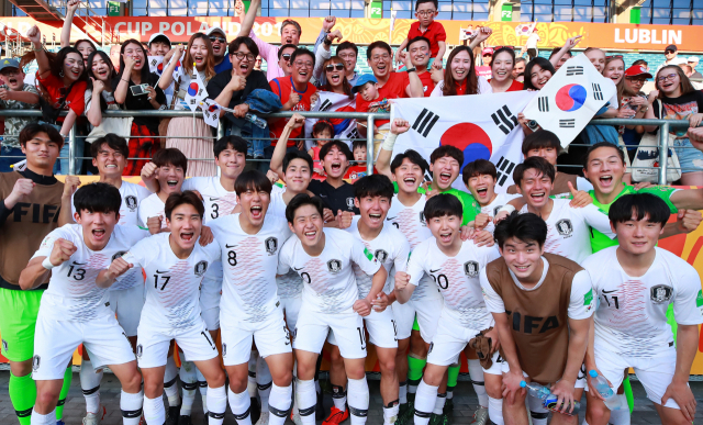 4일 오후(현지시간) 폴란드 루블린 경기장에서 열린 2019 국제축구연맹(FIFA) 20세 이하(U-20) 월드컵 16강 한·일전에서 1-0 승리로 8강 진출을 확정한 한국 대표팀 선수들이 광고판을 넘어 관중석의 한국 응원단 앞에 서서 함께 기념촬영을 하며 포효하고 있다. 연합뉴스