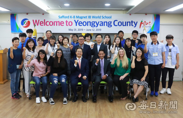 영양군을 찾은 미국 애리조나 투산시 세퍼드 중학교 학생 방문단이 기념촬영을 하고 있다. 영양군 제공