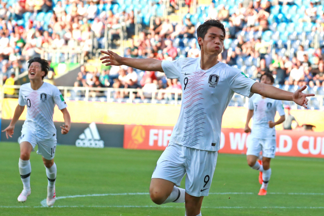 5일 폴란드 루블린 경기장에서 열린 2019 국제축구연맹(FIFA) 20세 이하(U-20) 월드컵 16강 한·일전. 후반 오세훈이 결승 헤딩골을 넣은 뒤 코너를 향해 달리며 두 팔을 벌리고 있다. 대표팀은 이날 경기에서 일본에 1-0으로 승리하며 8강에서 세네갈과 4강 진출을 놓고 격돌하게 됐다. 연합뉴스