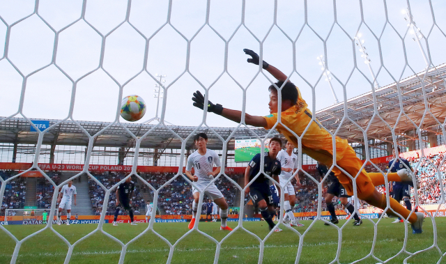 5일 폴란드 루블린 경기장에서 열린 2019 국제축구연맹(FIFA) 20세 이하(U-20) 월드컵 16강 한·일전. 후반 한국 오세훈의 결승 헤딩골이 일본 골문으로 들어가고 있다. 한국은 1-0으로 승리하며 8강에서 세네갈과 4강 진출을 놓고 격돌한다. 연합뉴스