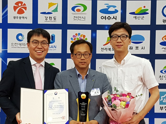 장용주 영진전문대 교수, 대구 북구청 일자리경제팀의 서송학 팀장, 주지만 주무관(왼쪽부터)이 최근 서울에서 열린 전국 지방자치단체 일자리대상 시상식에서 지역산업맞춤형 일자리창출 사업부문 우수상을 받은 뒤 기념 촬영을 하고 있다. 영진전문대 제공