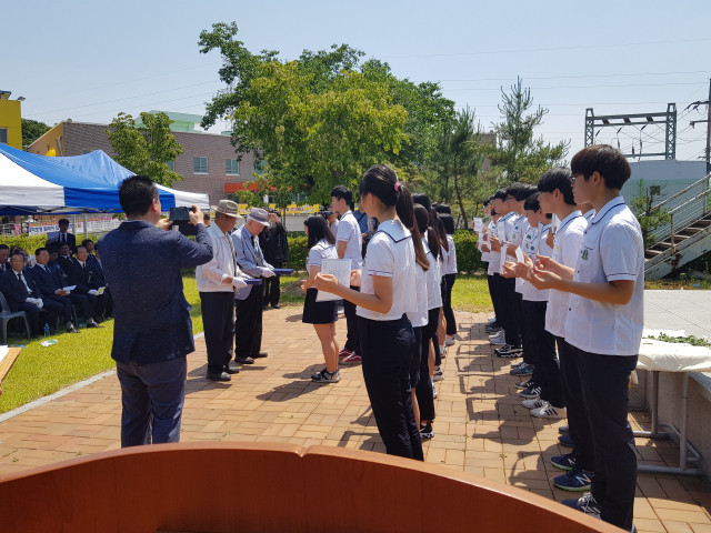 5일 열린 제15회 이서중학교 6·25 참전 전몰 학도병 추모식에서 재학생들이 참전 유공자 선배에게 국가유공자의 집 명패 전달식을 갖고 있다. 이서중고 제공