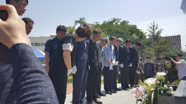 5일 열린 제15회 이서중학교 6·25 참전 전몰 학도병 추모식에서 참석자들이 헌화 한 후 묵념하고 있다. 이서중고 제공