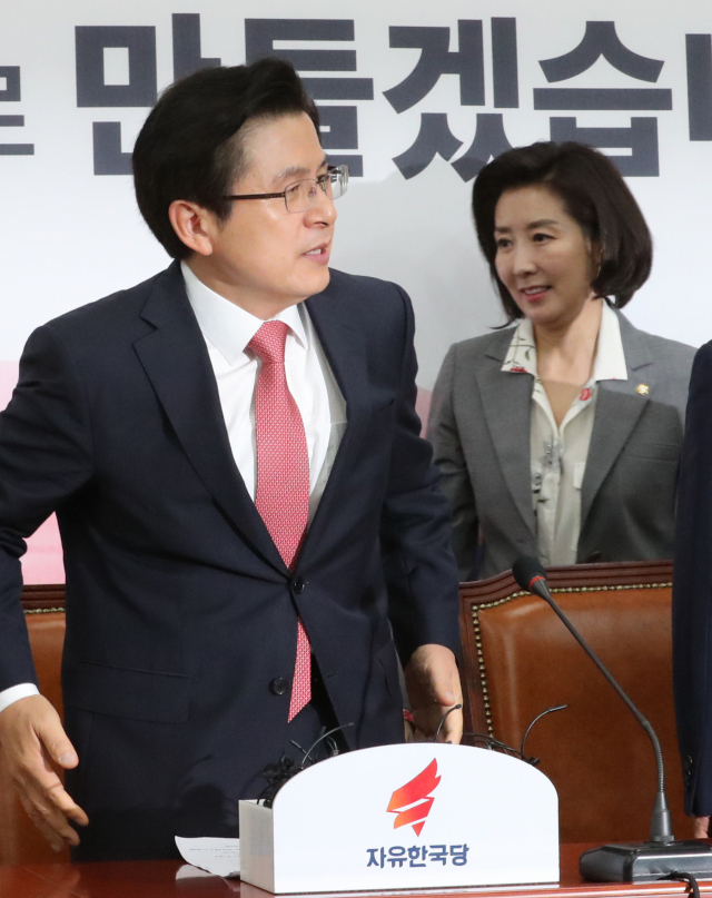 자유한국당 황교안 대표와 나경원 원내대표가 5일 국회에서 열린 최고위원-중진의원 연석회의에 들어서고 있다. 연합뉴스