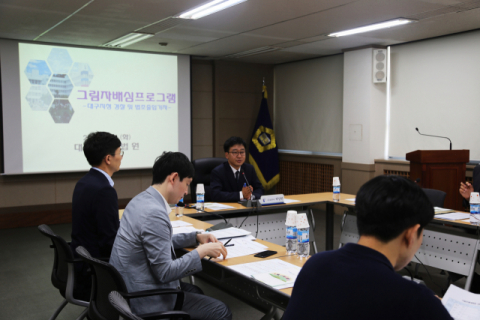 대구지법 박상한 공보판사(가운데)가 이날 열릴 국민참여재판 개요를 