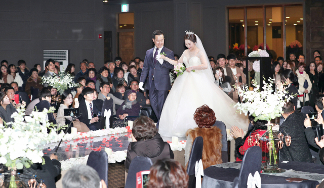 젊은이들이 결혼을 기피하는 경향이 사회적 문제가 되고 있는 가운데 인문학적으로 결혼을 고찰한 
