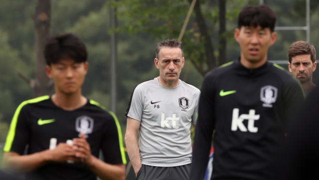호주·이란과 두 차례 평가전을 앞둔 축구대표팀의 파울루 벤투 감독이 6일 오전 경기 파주 NFC(축구 국가대표팀 트레이닝센터)에서 열린 훈련에서 손흥민과 이승우를 유심히 지켜보고 있다. 연합뉴스
