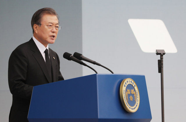 문재인 대통령이 6일 오전 국립서울현충원에서 제64회 현충일 추념사를 하고 있다. 연합뉴스