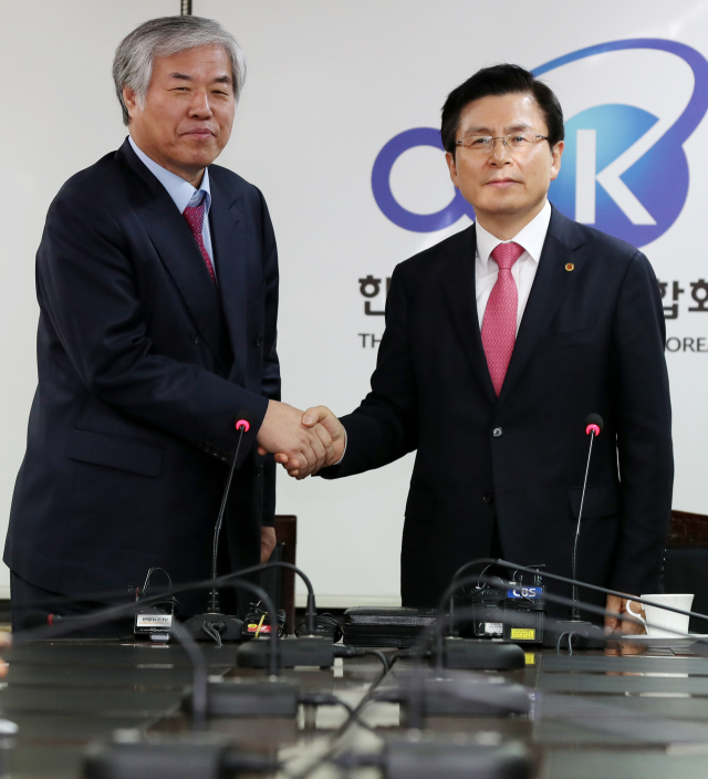 자유한국당 황교안 대표가 지난 3월 20일 서울 종로구 한국기독교총연합회에서 열린 원로들과 면담에 참석해 전광훈 대표회장과 인사하는 모습. 연합뉴스