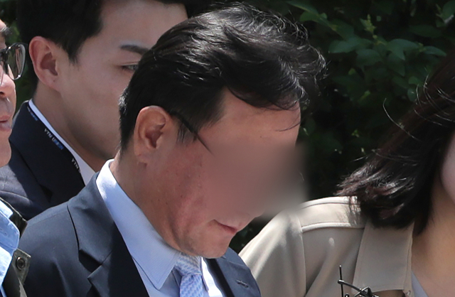 SK케미칼 전 직원 최모 씨가 24일 오후 영장실질 심사를 마친 뒤 서울 서초구 서울중앙지법을 나와 호송차로 향하고 있다. 최 씨는 SK케미칼에서 가습기 살균제 원료물질인 PHMG 관련 업무를 담당했던 인물로, 업무상 과실치사 등의 혐의를 받는다. 연합뉴스