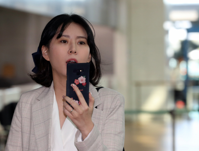 지난 2019년 고 장자연 사건 주요 증언자인 배우 윤지오 씨가 캐나다로 출국하기 위해 인천공항으로 들어서고 있다. 연합뉴스